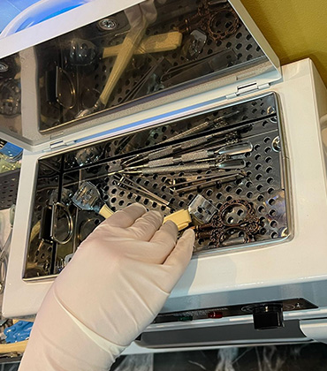 Sorgfältig gereinigte Instrumente im Nagelstudio