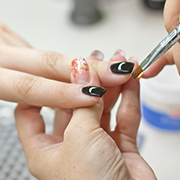 Maniküre mit Nagellack bei König Nails in Landau